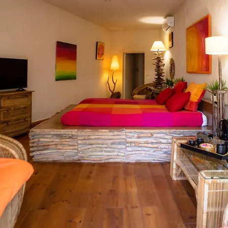 Les Jardins De L'oustal Bed and Breakfast *