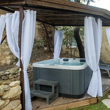 Les Jardins De L'oustal Bed and Breakfast *