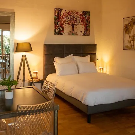 Les Jardins De L'oustal Bed and Breakfast