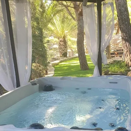 Les Jardins De L'oustal Bed and Breakfast *